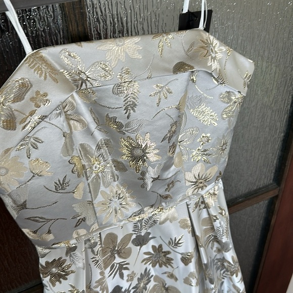 Mac Duggal NEW White Gold Brocade Strapless Golden Floral High Low Gown - Size 6 - Picture 11 of 15